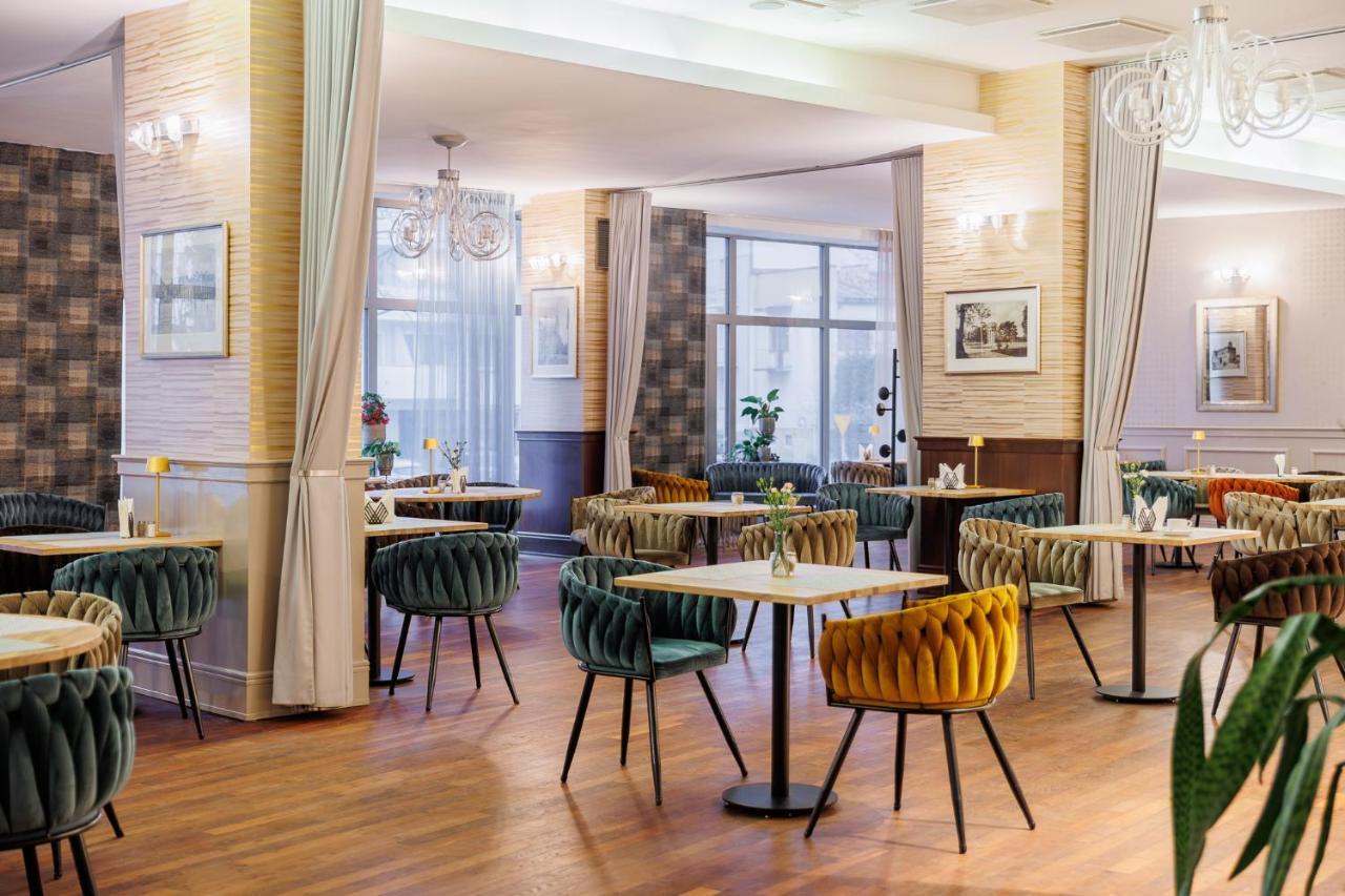 Hotel Tarnovia Tarnów Exteriör bild