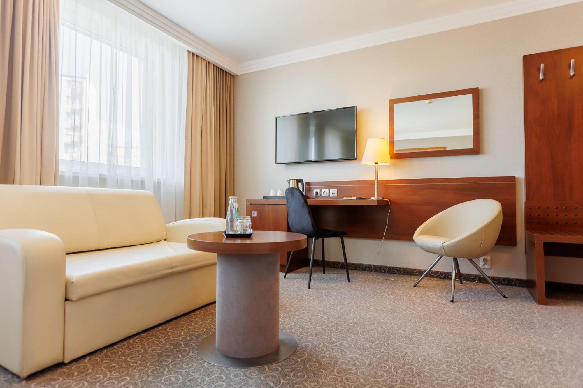 Hotel Tarnovia Tarnów Exteriör bild