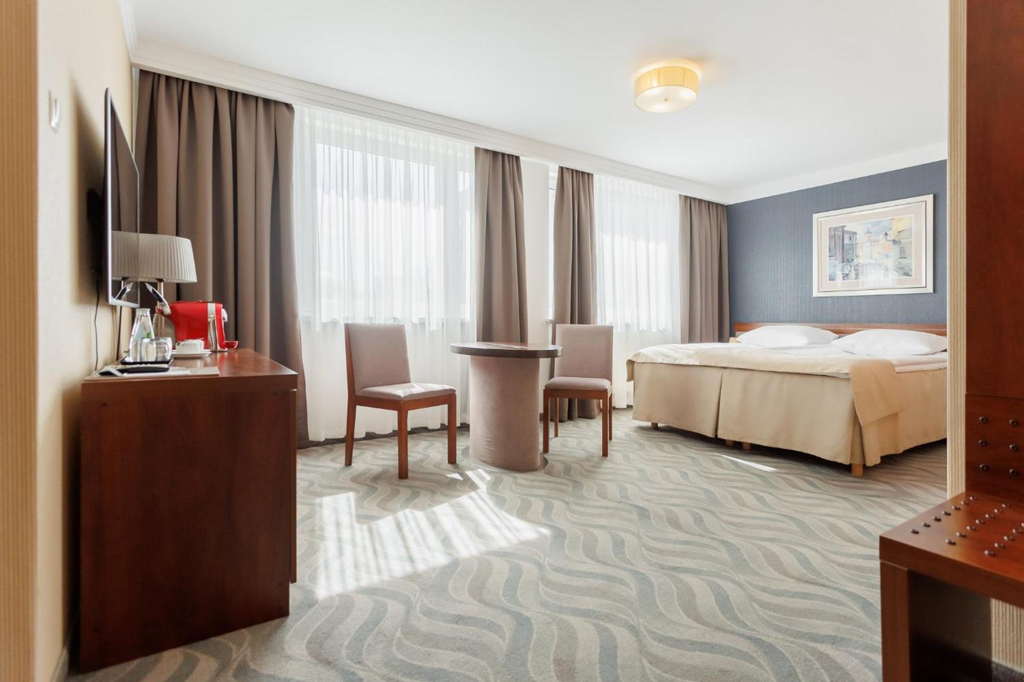 Hotel Tarnovia Tarnów Exteriör bild