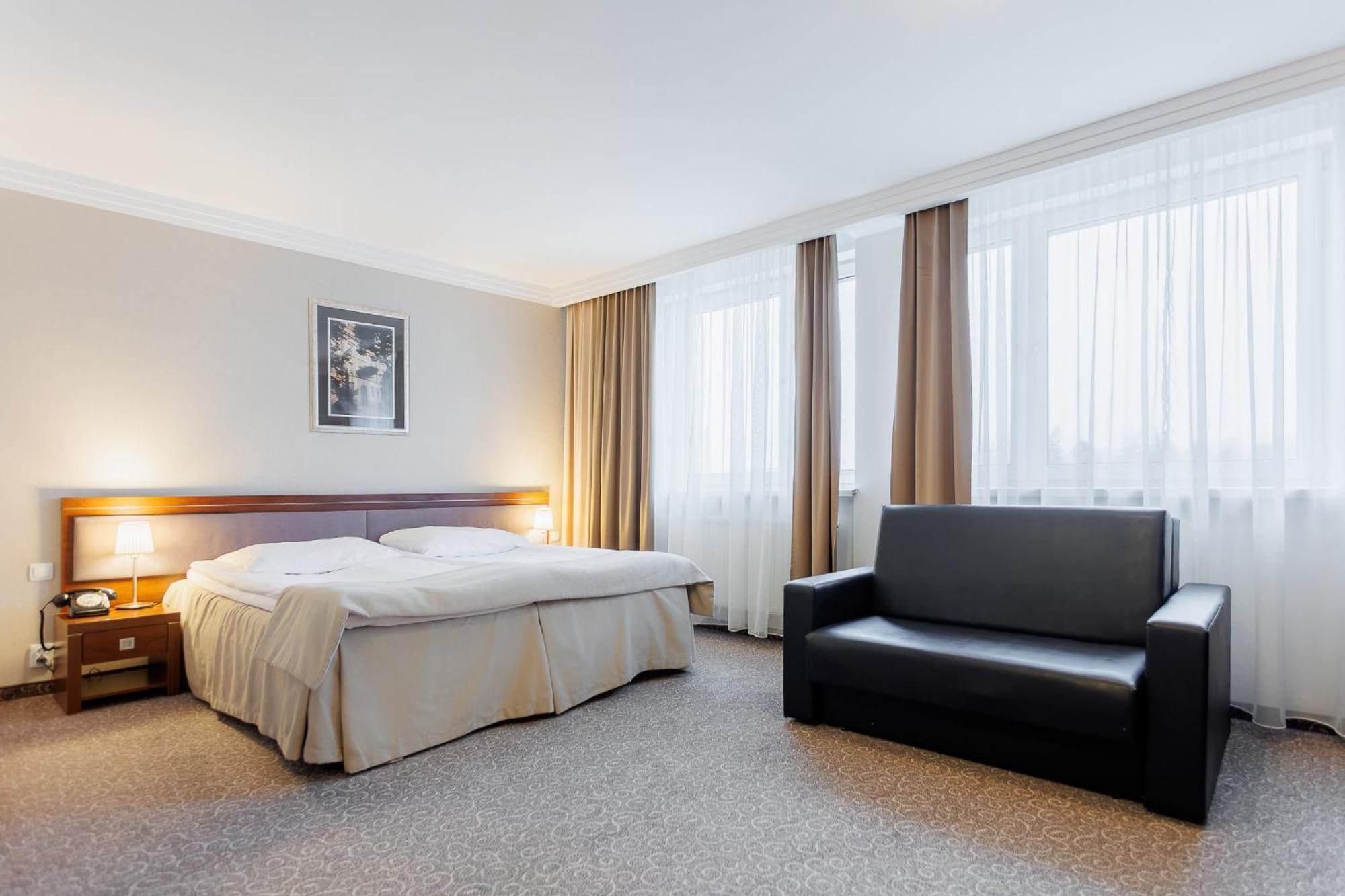 Hotel Tarnovia Tarnów Exteriör bild