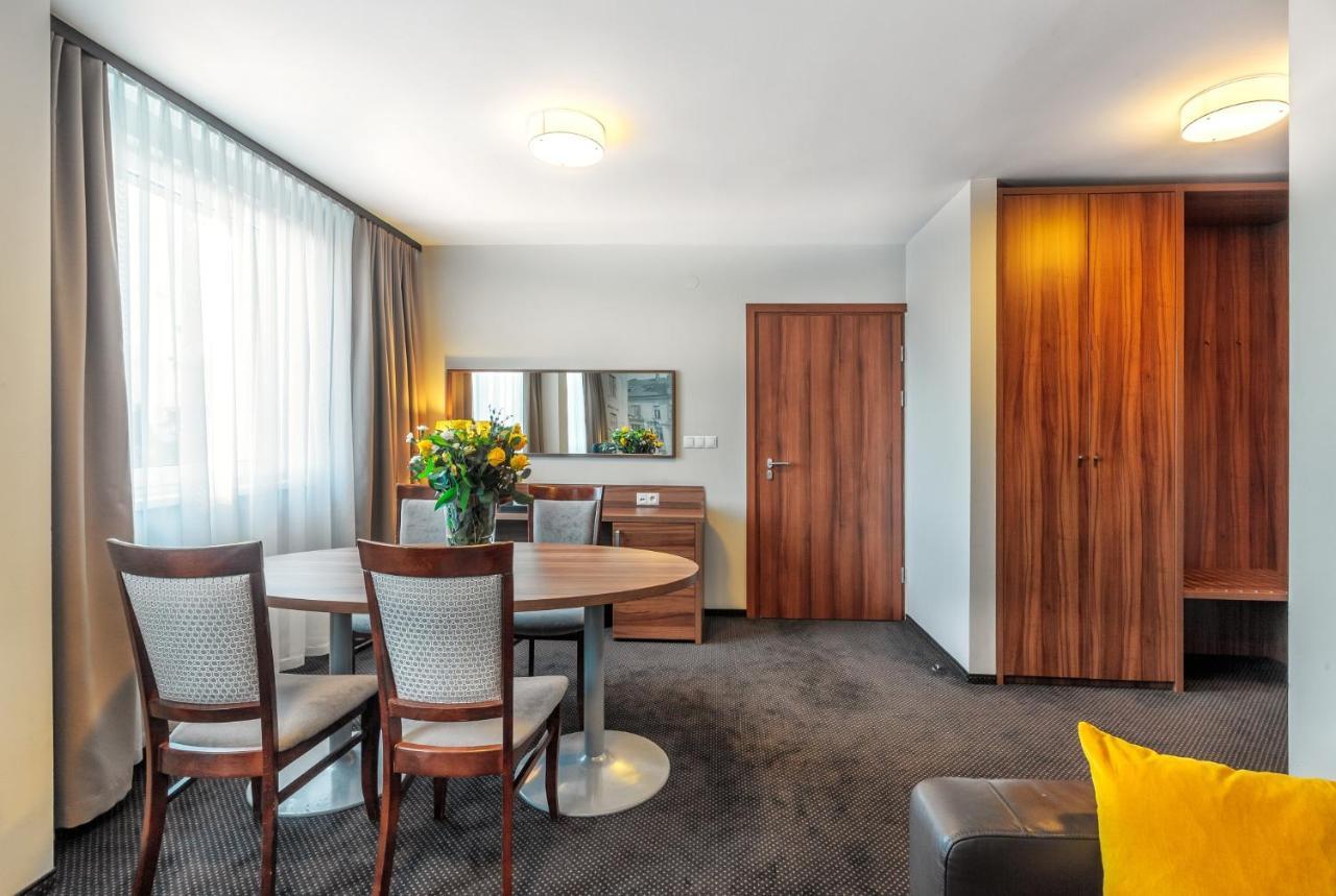 Hotel Tarnovia Tarnów Exteriör bild