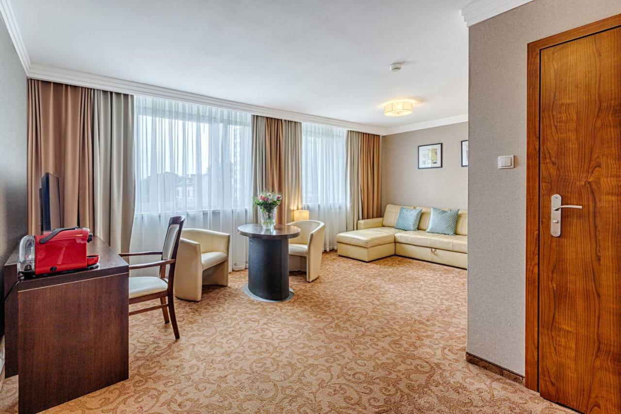 Hotel Tarnovia Tarnów Exteriör bild